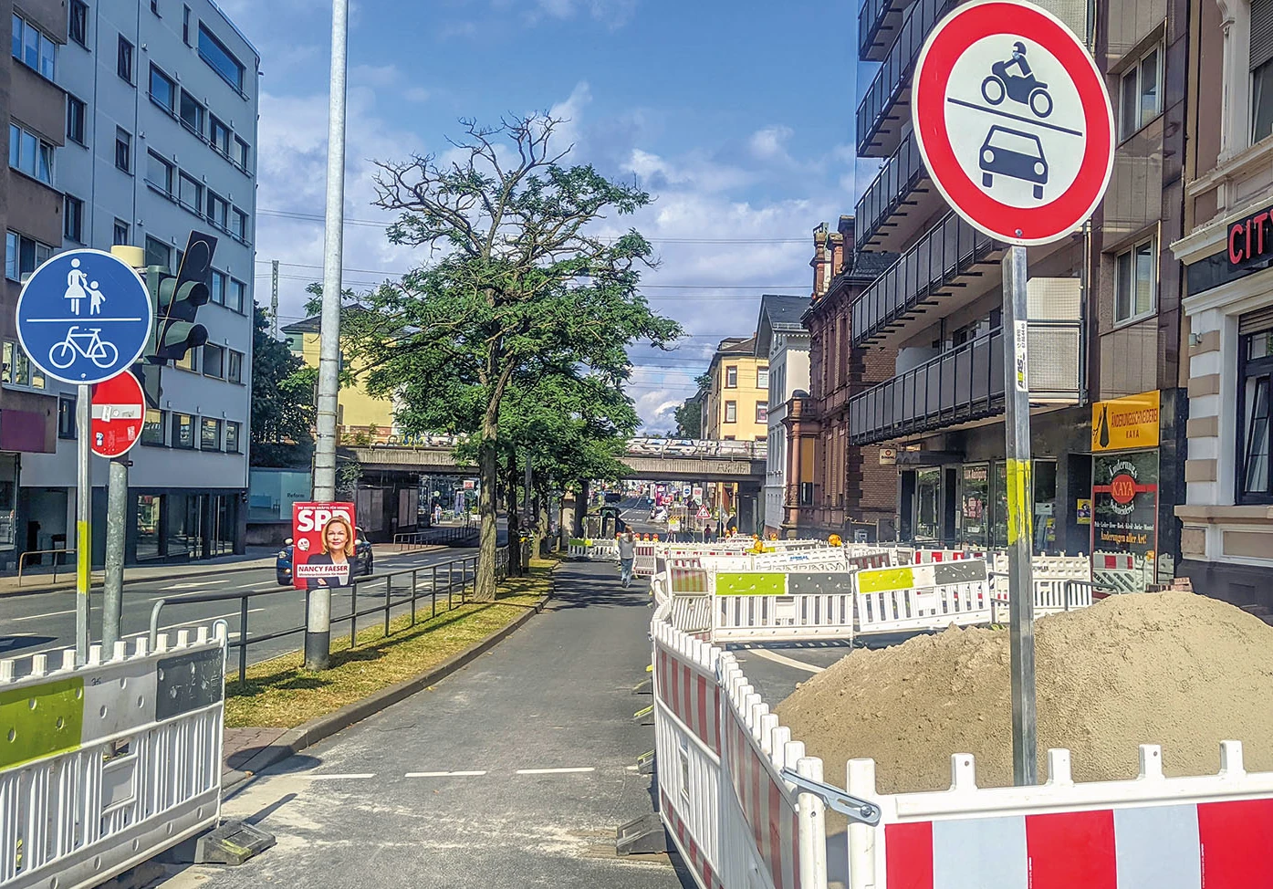 Die Darmstädter Landstraße ist stadteinwärts baustellenbedingt für einen längeren Zeitpunkt gesperrt<br><span class="image-copyright">Ansgar Hegerfeld (4)</span>