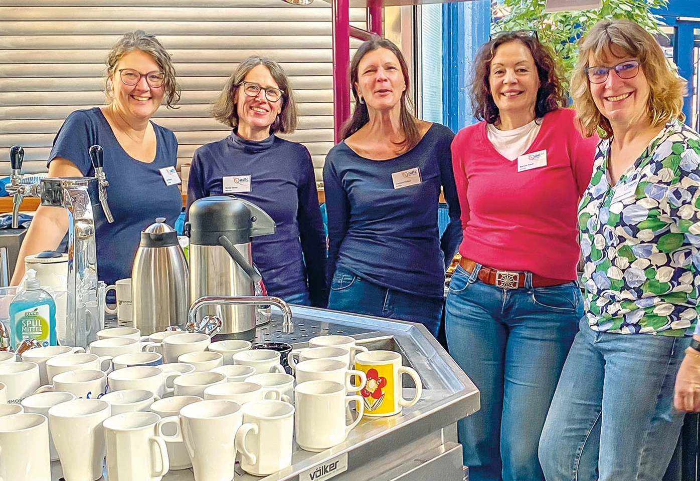 Endlich Kaffee! (v.l.) Uta Fitzen, Sonja David , Cristina Völker, Marion Baur und Christiane Beckort betreiben das ADFC-Café<br><span class="image-copyright">Peter Sauer (4)</span>