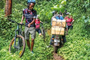 Da muss die Radtour erst mal durch: Dschungelpfad im Gebirge, eine „Abkürzung“