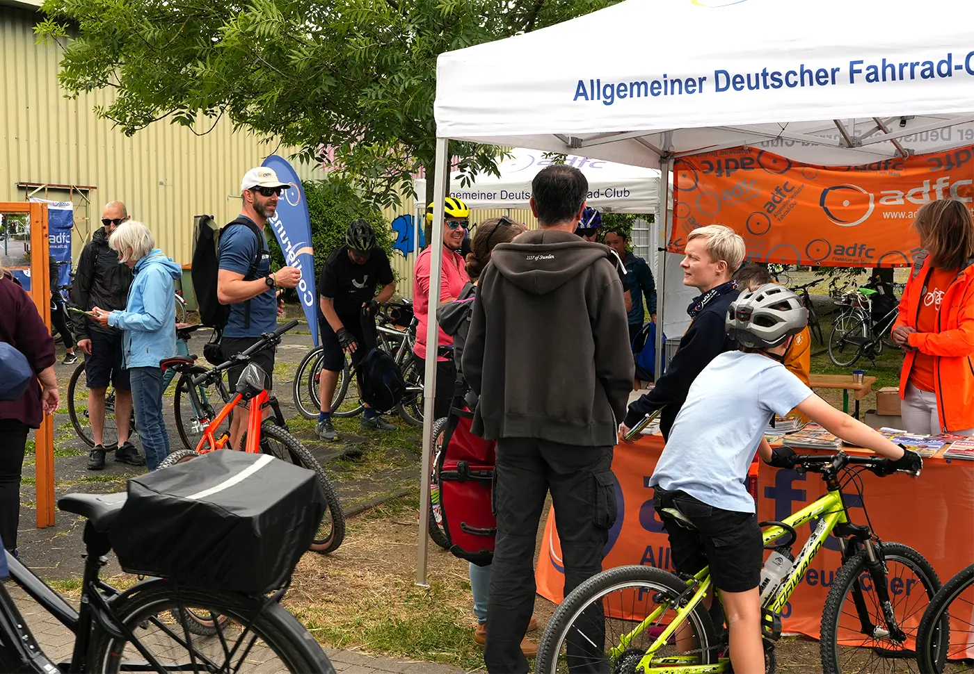 Viel los beim ADFC auf dem GrünGürtel-Fahrradtag: Infostand, Codierung, Fahrradquiz...Foto: Eckehard Wolf