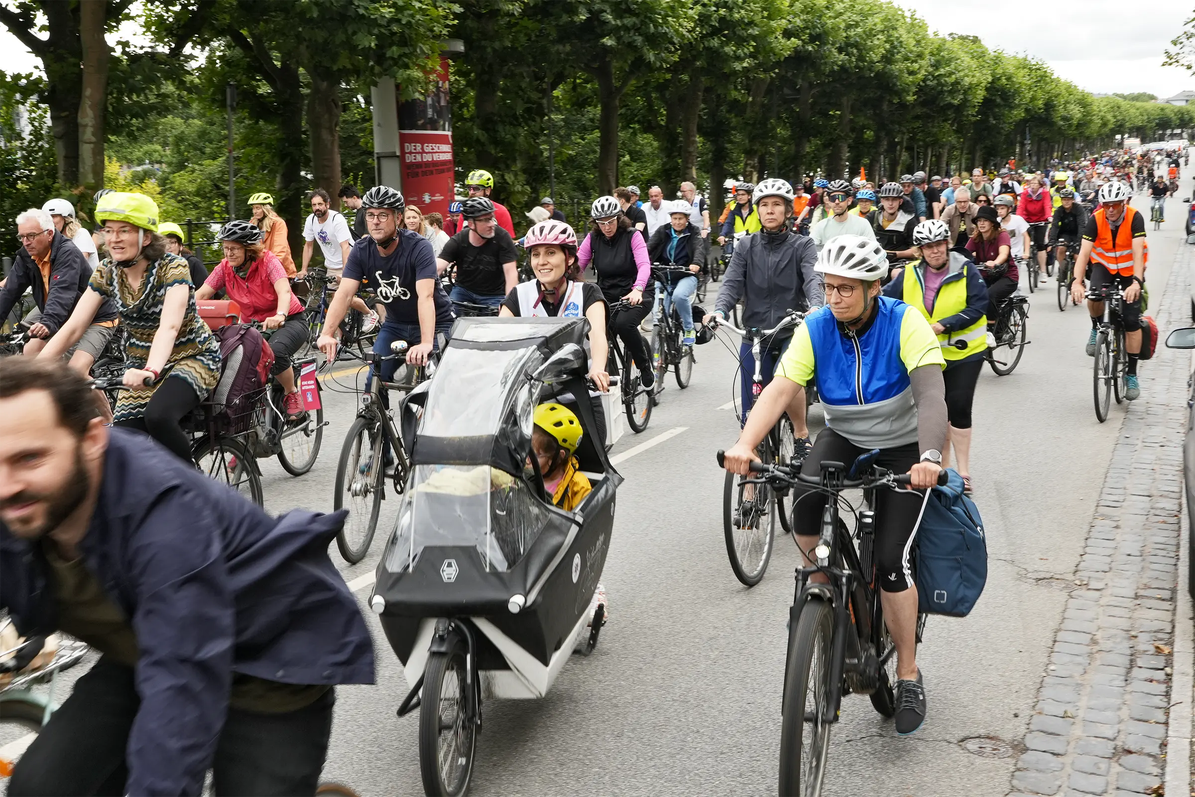 Bericht mit vielen Bildern: EUROBIKE City-Parade 2024
Fahrrad-Demo durch Frankfurt läutet die EUROBIKE-Woche ein