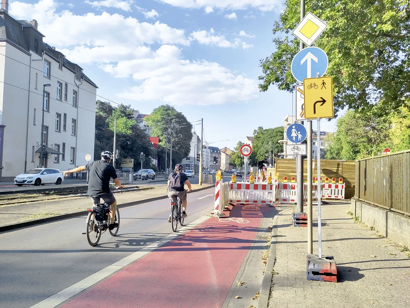 Friedberger Landstraße: Schon seit 2022 ist der neue Radfahrstreifen wegen einer Baustelle gesperrt. Die erste Version der Umleitung für den Rad- und Fußverkehr (inkl. Verbot für Radverkehr auf der Fahrbahn) wurde zum Glück schnell korrigiert, zufriedenstellend ist der Zustand aber auch heute nicht. Der Kraftverkehr darf ohne Einschränkungen fließen, Rad- und Fußverkehr müssen zusehen, wie sie klarkommen.