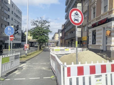 Darmstädter Landstraße: Positivbeispiel aus dem Jahr 2023, aus der vielbefahrenen Hauptstraße wurde wegen einer Baustelle temporär ein reiner Rad- und Gehweg