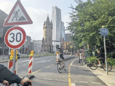 Eschenheimer Tor: An der ohnehin schon ­unübersichtlichen und herausfordernden Kreuzung wurde für den Rad- und Fußverkehr ein ordentlich breiter und baulich abgetrennter Weg eingerichtet, Platz ist schließlich mehr als genug vorhanden. Richtig so!