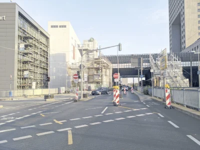 Emser Brücke: Sie musste wegen einer Baustelle zur Einbahnstraße werden, diese wurde (wie in Frankfurt üblich) aber auch gleich für den Radverkehr in Gegenrichtung freigegeben – sehr gut, das sorgt für Routine!