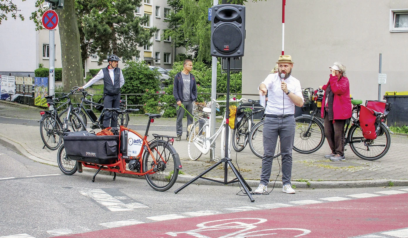Radstreifen erst nach dem Unfall: in Ginnheim erinnert Alexander Thäter an den dort getöteten Radfahrer<br><span class="image-copyright">Peter Sauer</span>
