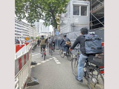 Am Roßmarkt wurde der sehr schmale Fahrrad-„Schutzstreifen“ deutlich verbreitert und baulich abgetrennt, dafür musste der Kfz-Verkehr Platz abtreten. Auslöser ist ein wegen einer Baustelle gesperrter Fußweg. Wieso sollte diese breite und sichere Lösung zumindest für den ­Radverkehr nicht auch nach Ende der Baustelle bleiben?