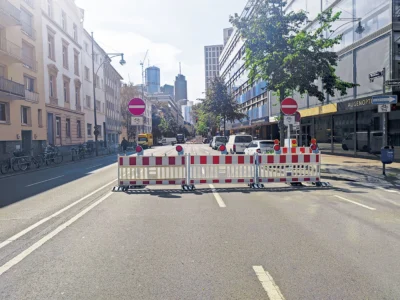 Auf dem südlichen Abschnitt ist der Reuterweg seit Mai 2024 in ­Richtung Süden, begleitet von einem schmalen Radweg, voll für den Kraftverkehr gesperrt. In Richtung Norden ist nur noch ein Fahrstreifen befahrbar, auch hier ist der viel zu schmale Radweg nur schwer zu ­erkennen. Obwohl die Baustelle bis Ende April 2025 geplant ist, scheint es niemanden zu stören. Die Gelegenheit, um bei der Wiedereröffnung ohne Aufschrei zeitgemäße Radwege auf der schon heute intensiv ­beradelten Route anzulegen!