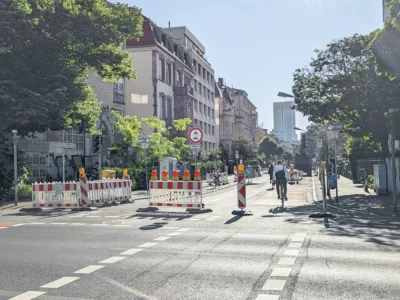 Noch eine für den Autoverkehr teilweise gesperrte Fahrradstraße ist, bedingt durch mehrere Baustellen, schon seit mehreren Monaten die Töngesgasse im östlichen Abschnitt. Dass diese normalerweise gerne für Poserfahrten genutzte Rundstrecke unterbrochen ist, schien bisher auch niemanden nennenswert zu stören. Das Durchfahrtsverbot für Kfz wird selbstverständlich gerne ignoriert. Die Frage, die sich hier ­geradezu aufdrängt ist: Wieso nicht einfach so lassen?