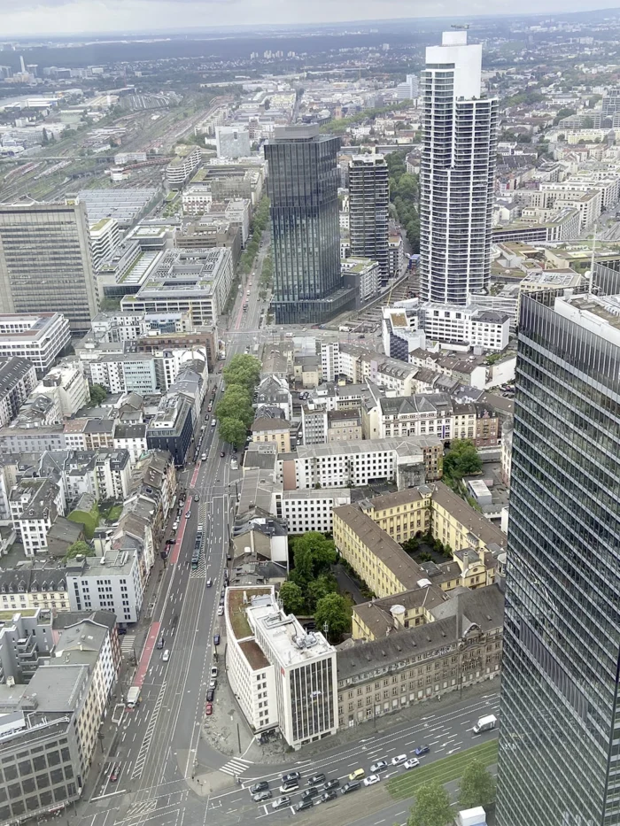 Ganz klein da unten ein roter Radweg