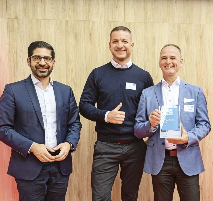 Minister Kaweh Mansoori mit den Preisträgern Tobias Winkler und Stephan Nowak von der DZ Bank. 