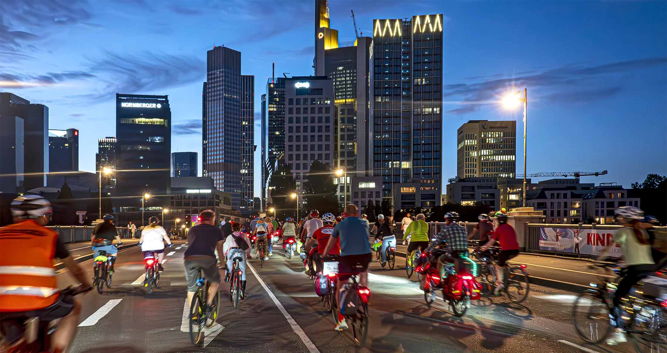 Die bike-night 2023 überquert die Untermainbrücke