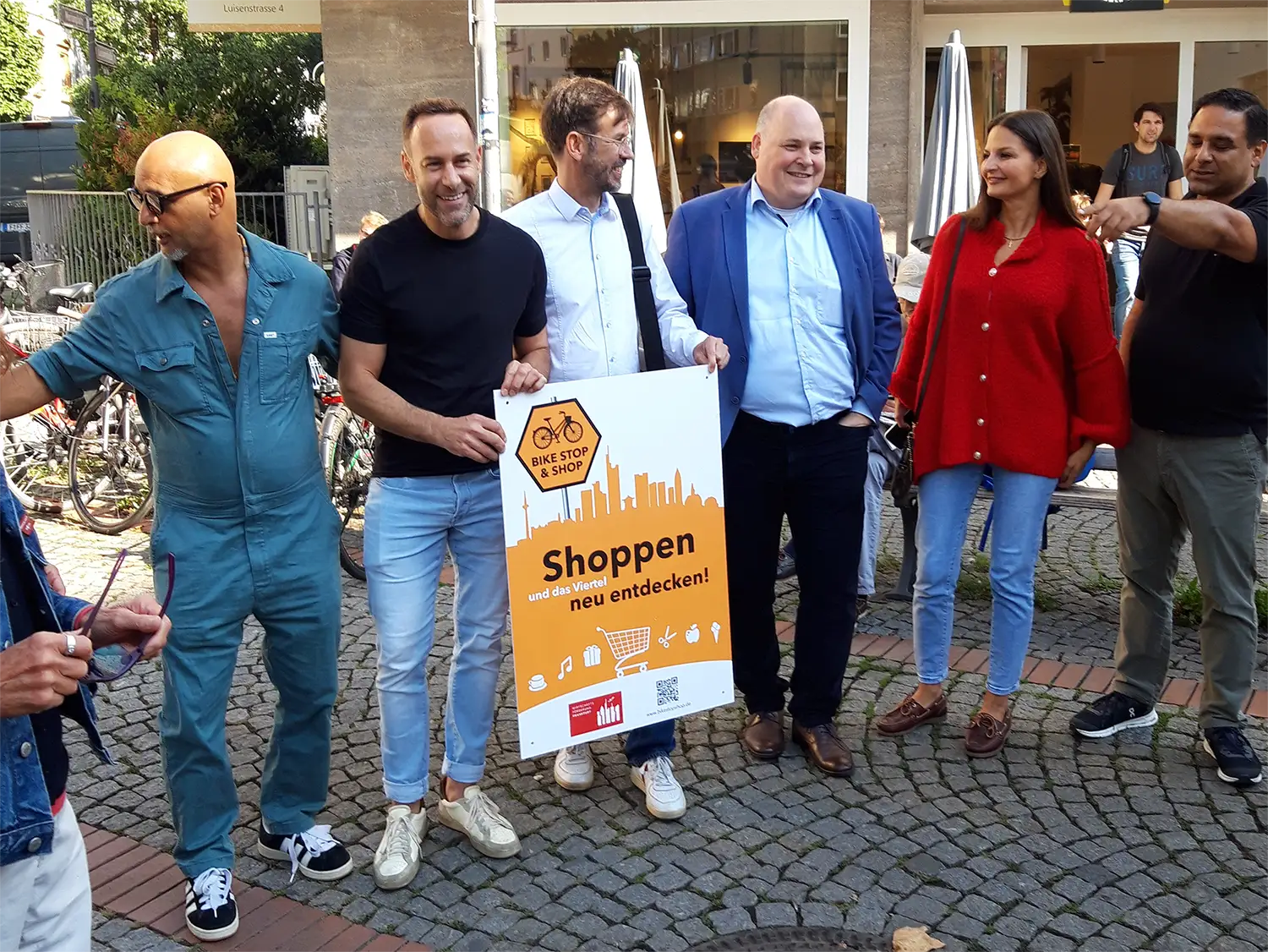 Initiator:innen der Aktion „Bike Stop & Shop“ beim Auftakt Samstagmorgen am Merianplatz. Ganz rechts Kaweh NematiFoto: Bertram Giebeler