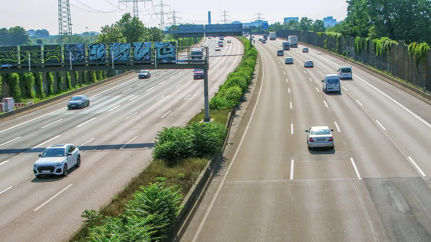 Bei Griesheim lässt die A5 erahnen, was ein Ausbau auf 10 Fahrstreifen bedeutet: Mit ­Abbiegespuren sind hier bereits 9 (!) Fahrstreifen zu sehen. So ähnlich würde es zwischen Friedberg und Frankfurt nach einem Ausbau überall aussehen<br><span class="image-copyright">Peter Sauer</span>