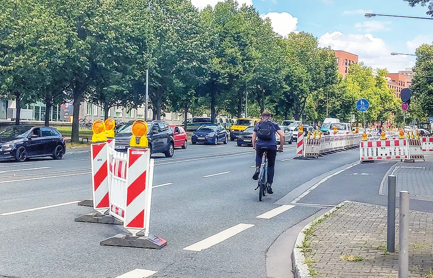 Auch wenn die Baustelle in den Sommerferien eingerichtet wurde: Der baustellenbedingte breite Radweg auf der Adickesallee wurde sehr gut angenommen, insbesondere die normalerweise vorhandene Verengung am Ende der Bushaltestelle wurde somit entschärft. Mit einer kleinen Versetzung des Bordsteins wäre hier viel gewonnen!