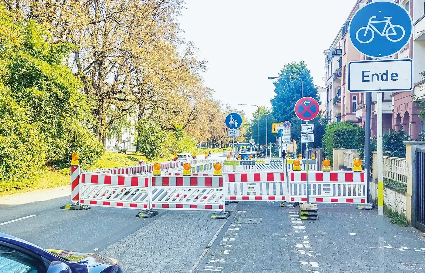 Pünktlich zum Ende der Sommerferien wurde auf der Habsburgerallee eine neue private Baustelle eingerichtet, für die (gemäß der neuen Standards für Baustellen) der rechte Fahrstreifen zum Rad- und Gehweg umgewandelt wurde. Sehr gut! Zwar wurden anfangs mal wieder die Rampen am Bordstein vergessen, aber das Verkehrschaos durch den weggefallenen Fahrstreifen blieb aus. Hier drängt sich die Verlängerung der neuen Radfahrstreifen auf der Henschelstraße (siehe unten) förmlich auf! Die aktuelle Quetschlösung mit Radweg, Gehweg und Bushaltestellen auf dem Hochbord könnte somit entschärft und für alle verbessert werden.