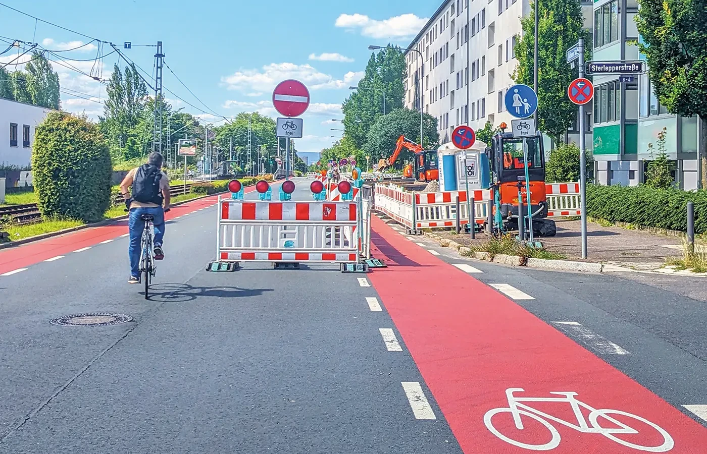 Für ordentliche Radwege auf der Gießener Straße wurde bei der letzten großen Umgestaltung leider kein Platz vorgesehen, stattdessen gab es Fahrrad-Schutzstreifen, die teilweise so schmal sind, dass die Piktogramme nicht mal darauf passten. Im Zuge einer Baustelle konnte man nun aber, auch außerhalb der Ferien, problemlos eine Einbahnstraße für den Kraftverkehr einrichten. Genug Platz für Radwege ist also vorhanden, wenn man sie denn haben möchte. <br><span class="image-copyright">Ansgar Hegerfeld</span> 