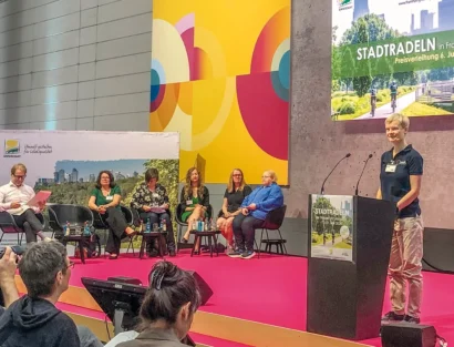 Anke Bruß sprach auf ­großer Bühne in Pink über ihr Engagement im ADFC