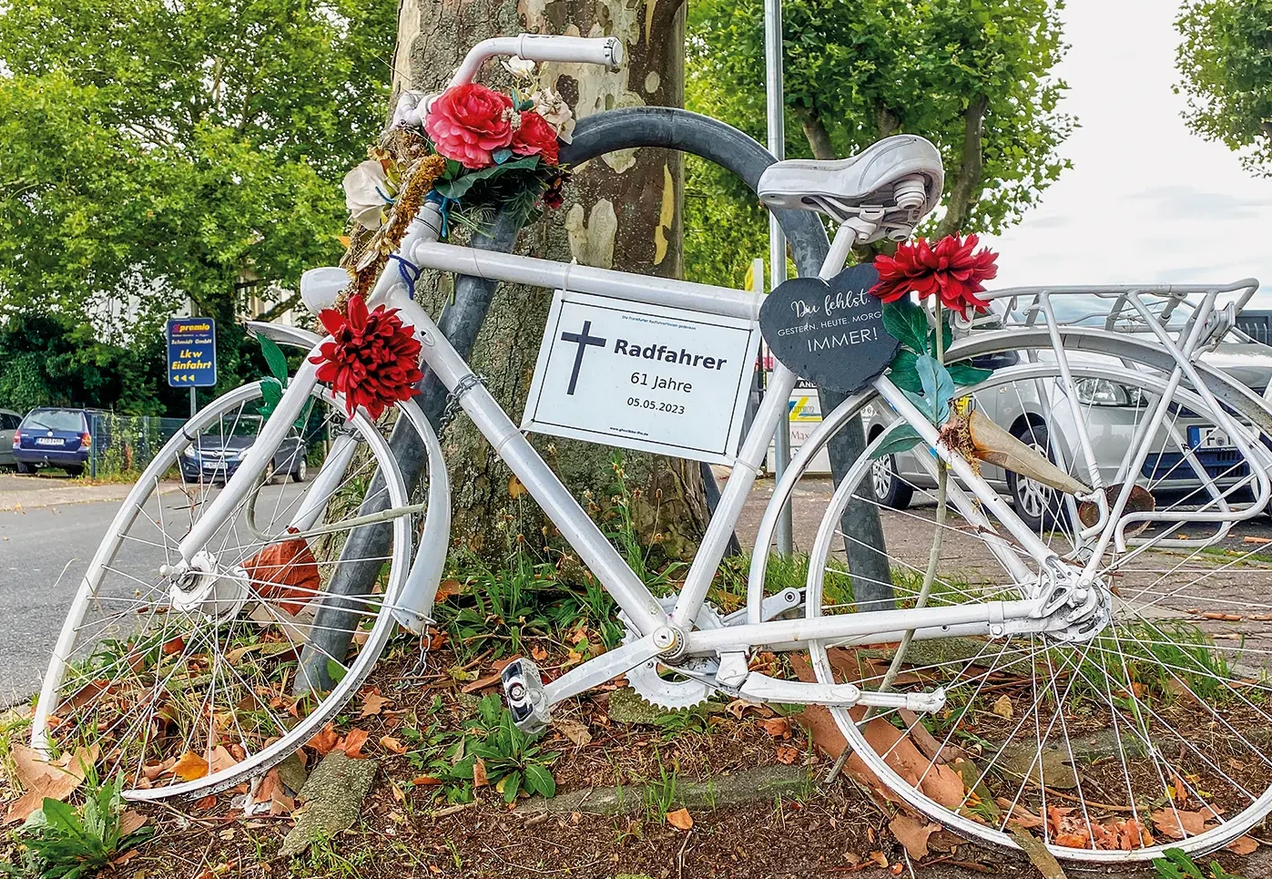 Ein Ghostbike erinnert in Griesheim an die Folgen eines Unfalls zwischen einer Autofahrerin und einem Radfahrer <br><span class="image-copyright">Peter Sauer</span>