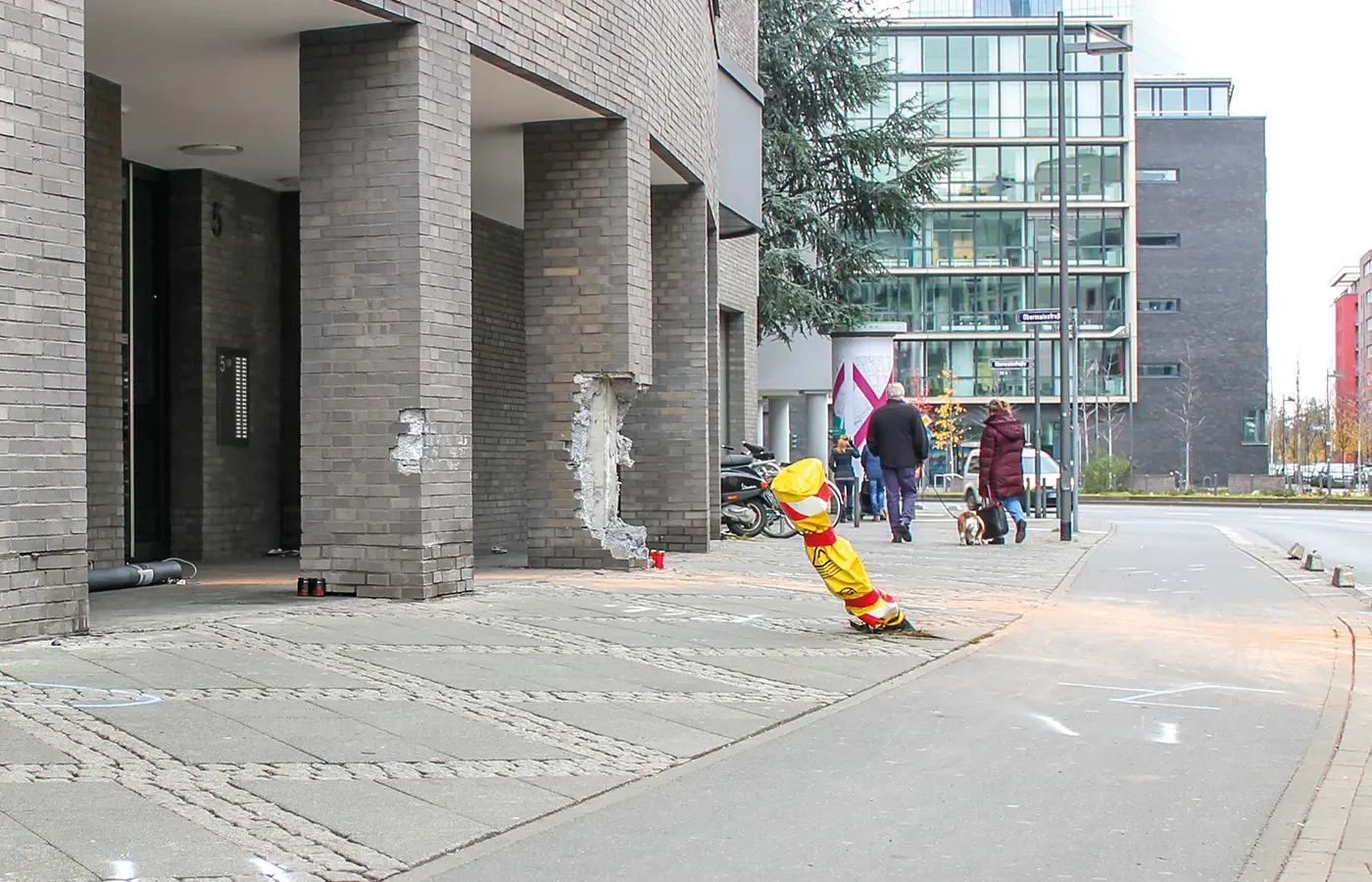 Spuren einer Todesfahrt: Anhand des Trümmerfeldes, das der Raser auf der Sonnemannstraße hinterlassen hat, kann man die ausgeübten Kräfte nur ­erahnen: zerstörte „Frankfurter Hüte“ auf dem Bordstein, eine gewaltsam gefällte Straßenlaterne, die stark beschädigte Fassade und die über viele Meter verteilten Markierungen der Polizei – so sah die Unfallstelle nach den bereits erfolgten Aufräumarbeiten der Einsatzkräfte aus.<br><span class="image-copyright">Ansgar Hegerfeld</span>