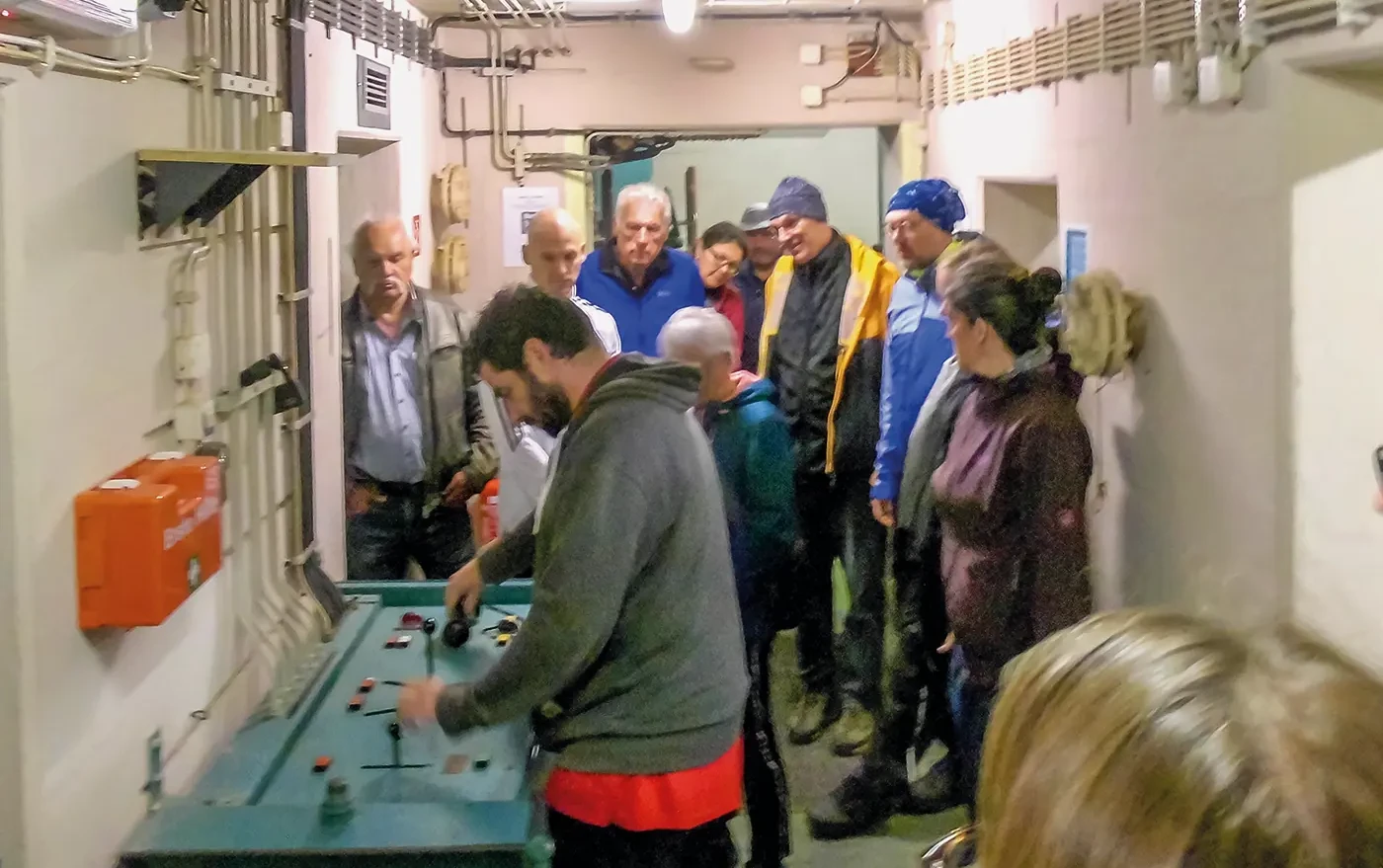 Gemütlich ist anders: Ein ­Mitglied des Vereins „Bunker Ilbenstadt“ erläutert Teilnehmenden der „Bunker-Tour“ die Technik in der Anlage<br><span class="image-copyright">Michael Bunkenburg</span>