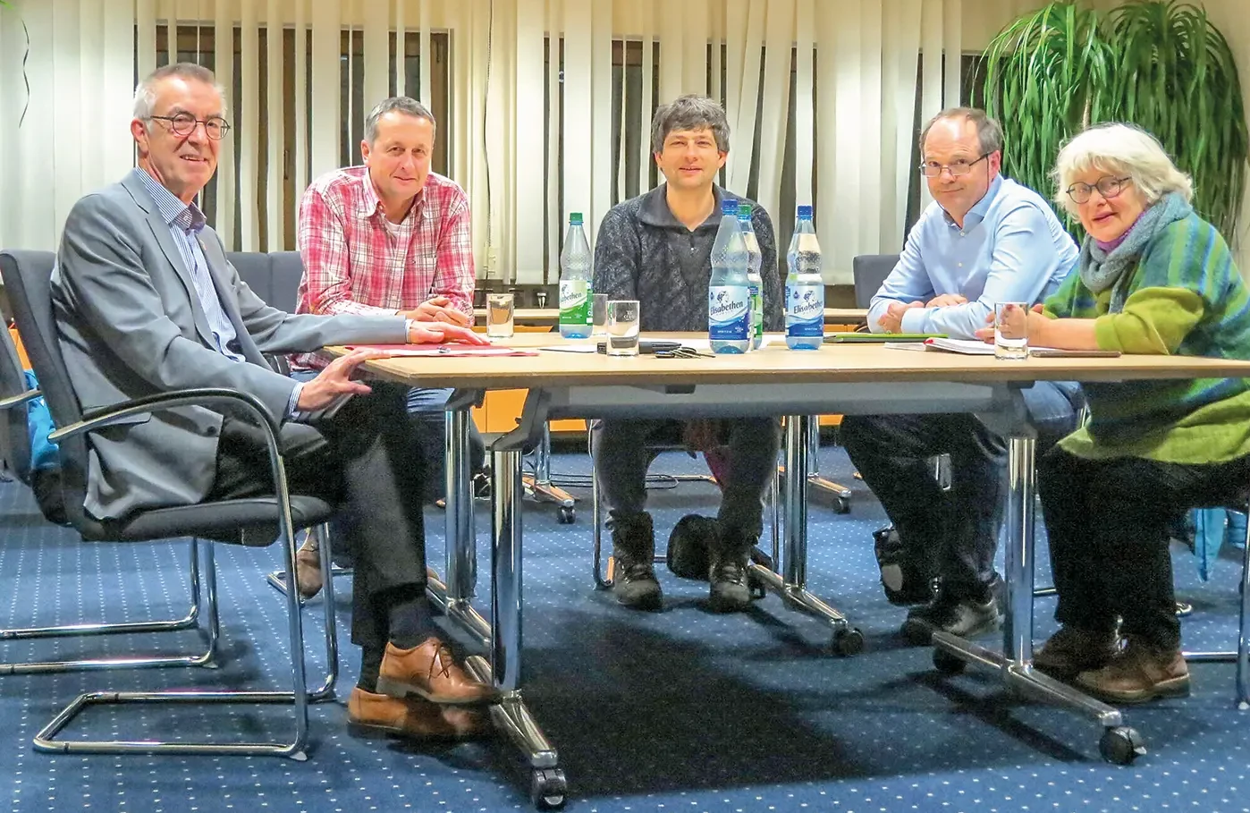 v. l. n. r. Franz Jirasek, Volker Kaufmann, Florian Schwerteck, Holger Küst und Gabriele Sutor bei einer Besprechung im Krifteler Rathaus<br><span class="image-copyright">Holger Küst</span>