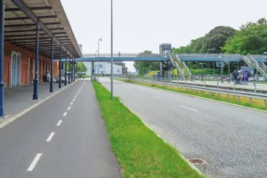 Durchfahrt auf ehemaligem Gleis 1: Am Bahnhof Viborg liegen Radweg, Straße und Bahngleise dicht nebeneinander