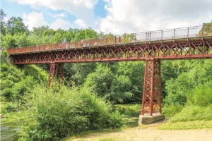 Jahrzehnte in einem Staudamm verschwunden, nun wiederentdeckt und als Radpiste nutzbar: ehemalige Eisenbahnbrücke bei Horsens