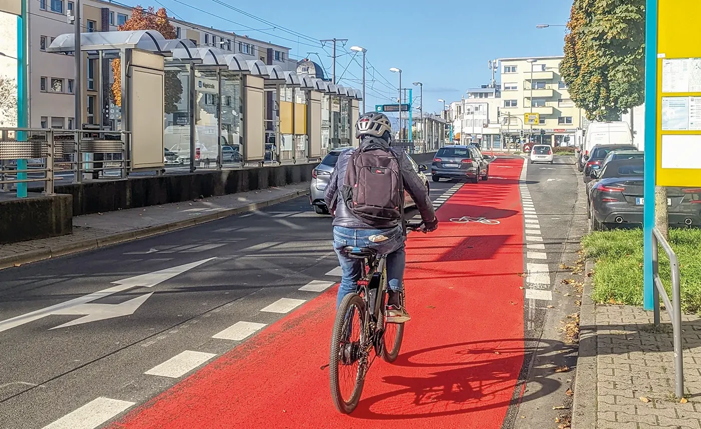 Kurz vor der Hügelstraße ist die rote Farbe besonders sinnvoll, weil uns die „Angstweiche“ leider erhalten bleibt. Radfahrer und Radfahrerinnen müssen sich, um geradeaus zu fahren, leicht links halten, während Menschen mit ihren Autos vor allem zügig rechts Richtung Autobahn abbiegen wollen und den Radfahrstreifen kreuzen müssen<br><span class="image-copyright">Ansgar Hegerfeld (4)</span>