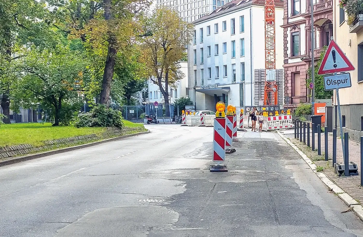 Nur ein paar Meter weiter auf dem Anlagenring war, außerhalb der Ferien, ebenfalls ein Fahrstreifen wegen privater Bauarbeiten gesperrt. Da auch hier das Chaos ausblieb, sehen wir optimistisch dem dort geplanten Radweg entgegen.