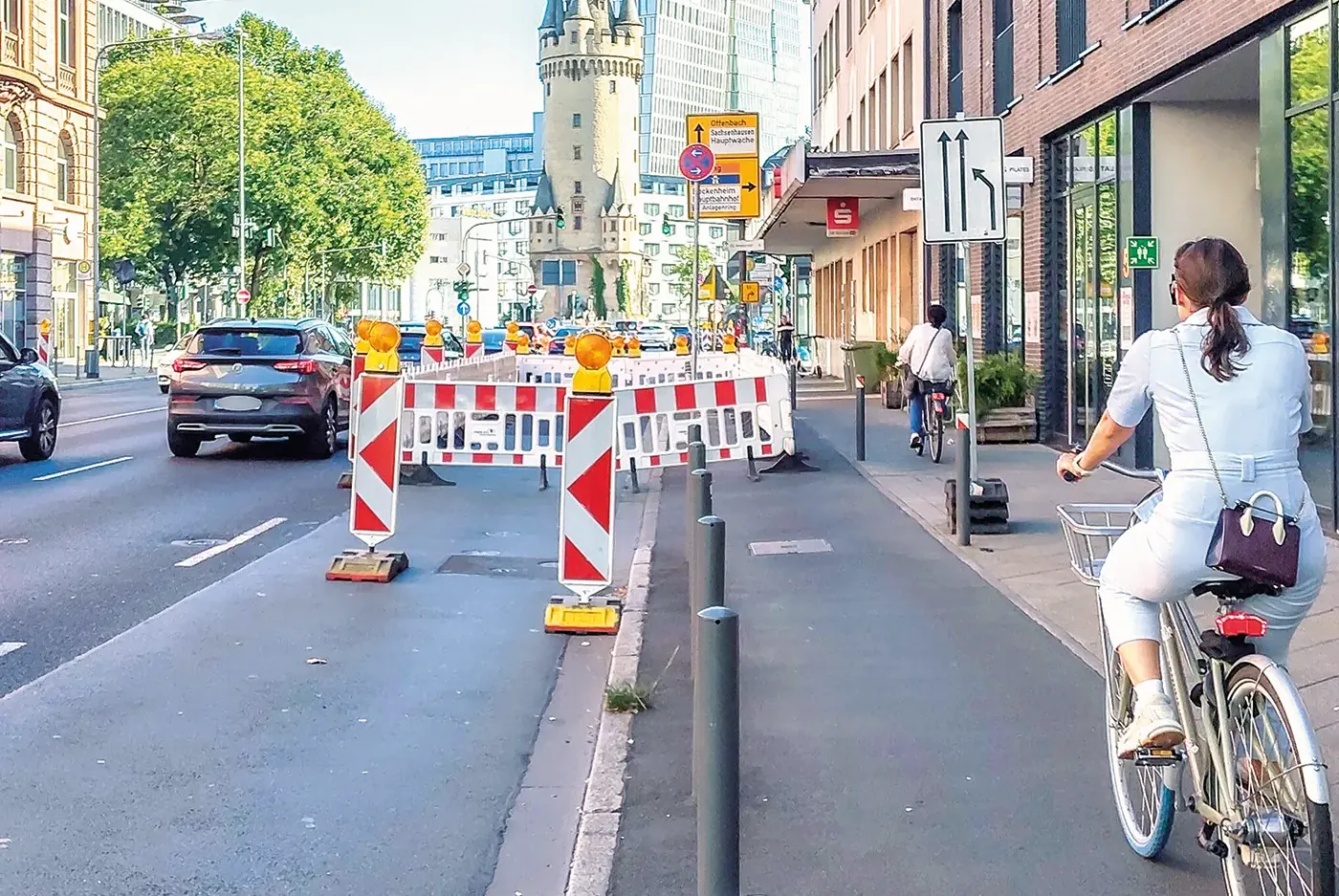 Wofür diese Geister-„Baustelle“ auf der Eschersheimer Landstraße war, konnten wir leider nicht herausfinden. Weshalb der benutzungspflichtige Radweg gesperrt wurde, bleibt ebenso ein Rätsel. Durch die positive Brille gesehen hat uns aber jemand wieder einmal gezeigt, dass man durchaus einen Fahrstreifen einfach sperren kann – oder dass ein zeitgemäßer Radweg eingerichtet werden könnte. Es ist nicht die erste Baustelle an dieser Stelle.