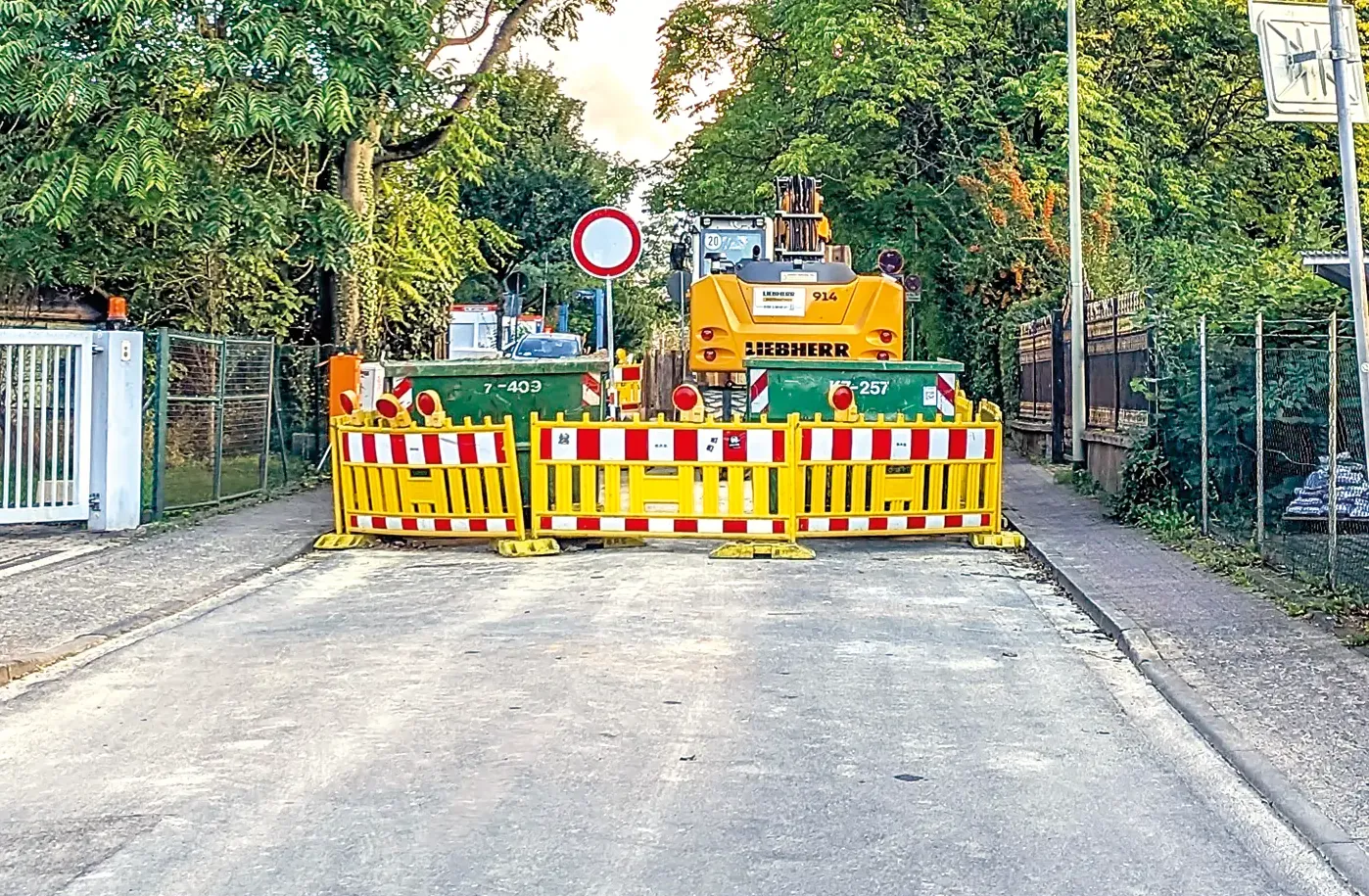  Die Dortelweiler Straße lässt sich bergab auch ohne Radweg recht angenehm radeln, sofern man nicht gerade vor „Im Prüfling“ im Autostau strandet. Bergauf wird man hier gerne bedrängt und angehupt. Die Reduzierung des belastenden Durchgangsverkehrs ist bisher nicht ernsthaft angegangen worden. Beschwerden und Anträge dazu finden sich sogar aus dem letzten Jahrtausend im parlamentarischen Informationssystem. Vielleicht wird die aktuelle Vollsperrung für 1,5 Monate (außerhalb der Ferien) die Diskussion um eine Einbahnstraßenregelung oder ähnliche Maßnahmen wieder anheizen, wobei parallel auch die Einrichtung einer Straßenbahnlinie auf der Straße geprüft wird.  Dass es Bedarf an Radinfrastruktur gibt, zeigt ein Antrag aus dem Jahr 2008: Damals wurde folgendes festgestellt (auch wenn der Antrag später zurückgezogen wurde): „In obigem Bereich findet ein lebhafter Radverkehr unter miserabelsten Straßen- und Wegverhältnissen statt (in den letzten Jahren verstärkt auch durch die Neubaugebiete Wasserpark und New Atterberry); Fahrradwege sind de facto nicht vorhanden!  Die Schaffung eines Fahrradwegkonzepts mit anschließender Realisierung ist daher dringend geboten, gerade auch im Interesse der vielen Schulkinder, die in diesem Bereich mit dem Fahrrad unterwegs sind.“ – Antrag OF 454 von der FDP im Ortsbeirat 3.