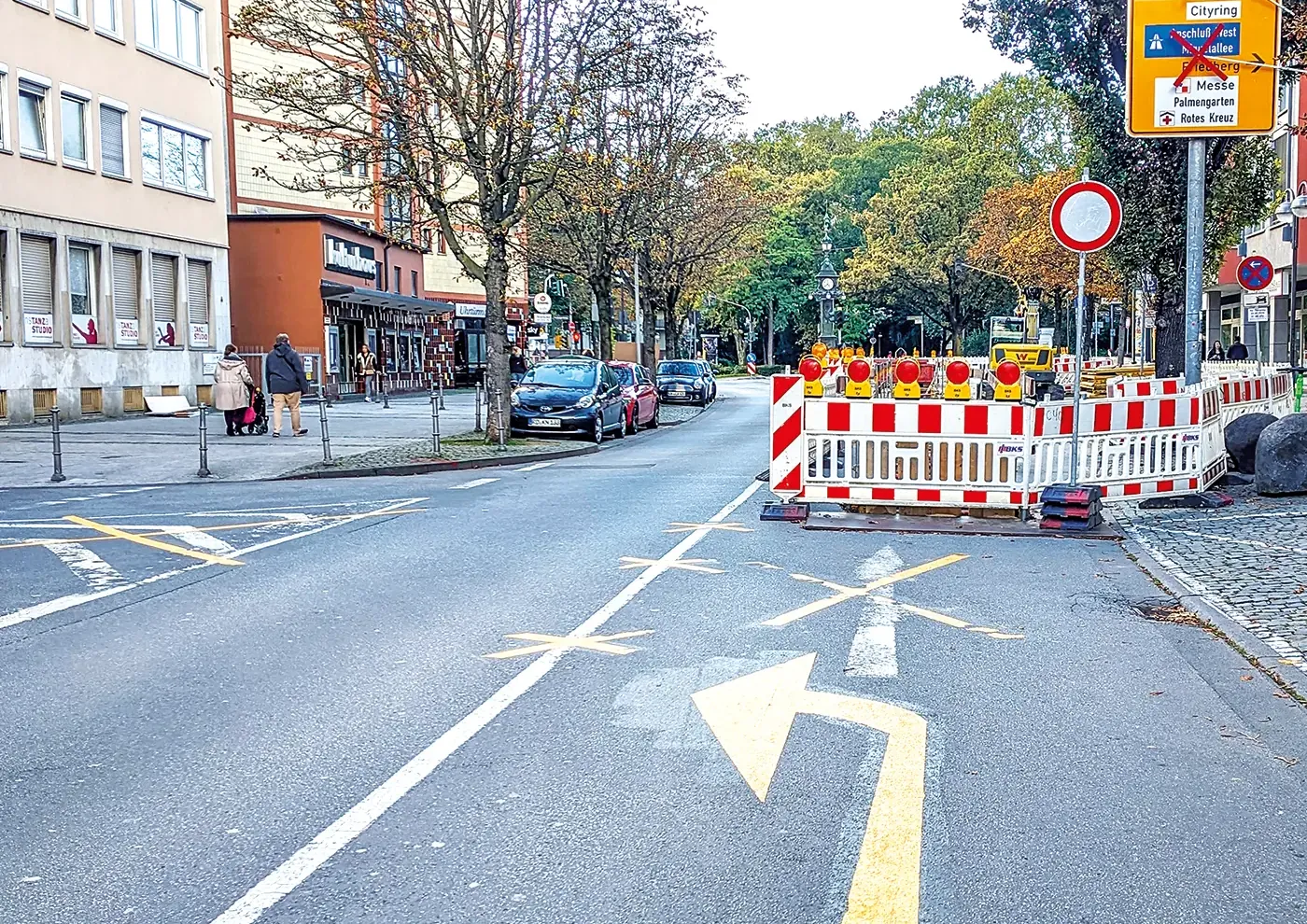 Rund um den Zoo radelt es sich nicht sehr angenehm. Straßenbahnschienen, Parkplätze und antiquierte Radwege trüben den Fahrspaß und sorgen für unfreiwillige Umwege. Nun sorgte zumindest die rund einmonatige Sperrung der Pfingstweidstraße (außerhalb der Ferien, aber nur stadteinwärts) für etwas weniger Verkehr im Viertel. Eigentlich eine gute Gelegenheit, um im Anschluss dem Radverkehr etwas Gutes zu tun. Erfahrungsgemäß gewöhnen sich Menschen an Sperrungen, Baustellen und die dadurch notwendigen Umfahrungen, sodass man ohne große Aufregung z. B. Radinfrastruktur schaffen kann. Dass es vor der Sperrung einmal anders aussah, wird vielen gar nicht auffallen.