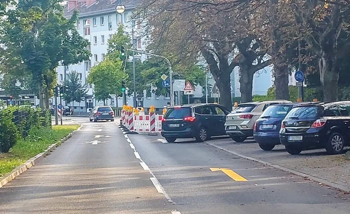 Baustellen in Bremer Straße und Reuterweg zeigen, dass es auch mit weniger Raum für den Kfz-Verkehr geht. Der Radweg ist hinter parkenden Autos nur zu ahnen.<br><span class="image-copyright">Ansgar Hegerfeld</span>