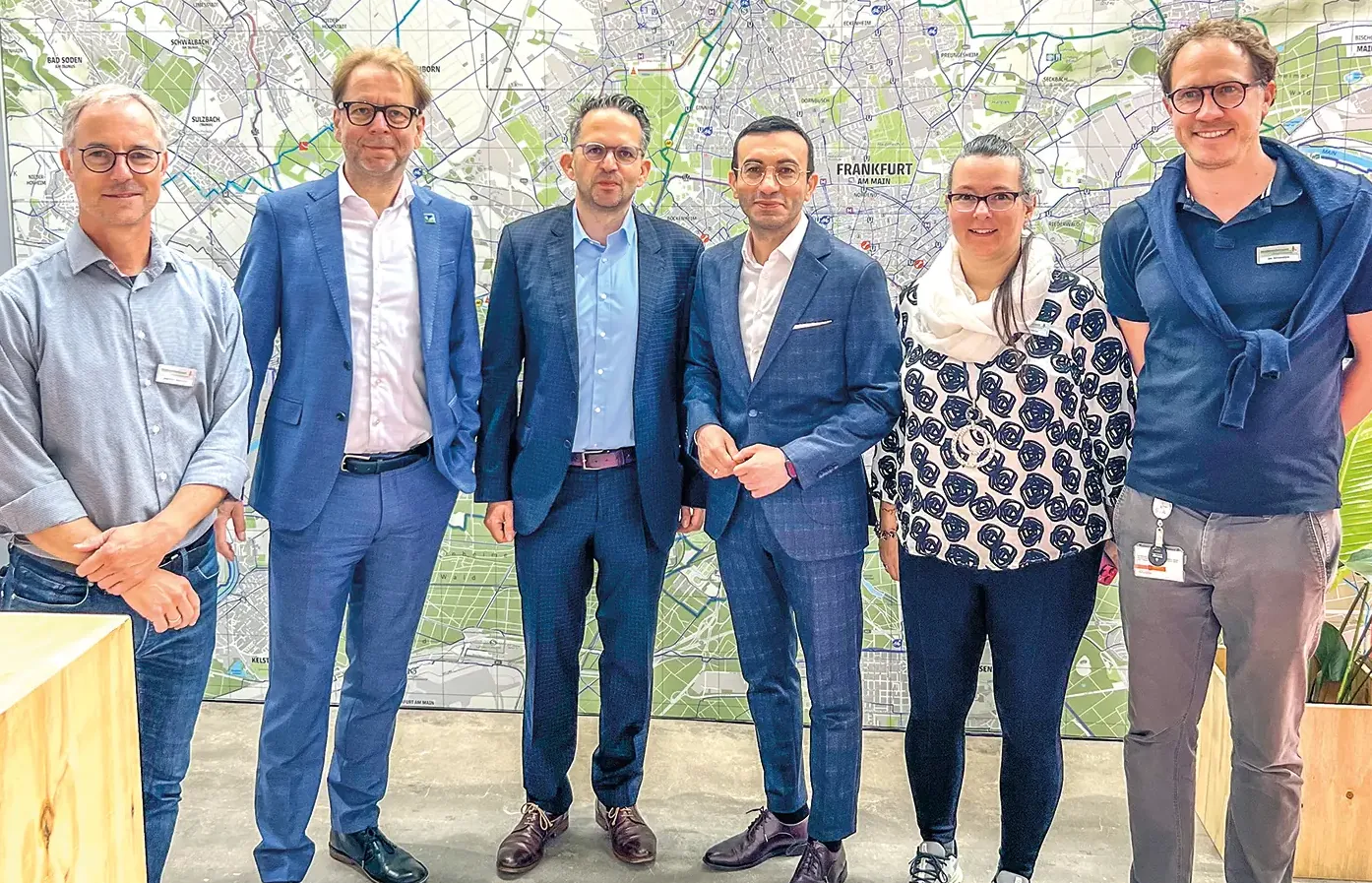 Stehen für Radverkehr in Frankfurt: (v.l.) Joachim Hochstein (Leiter Radfahrbüro), Wolfgang Siefert (Mobilitätsdezernent), Stefan Lüdecke, Oberbürgermeister Mike Josef, Lena Drabner und Jan Annendijck (beide Radfahrbüro)<br><span class="image-copyright">Stadt Frankfurt am Main</span>