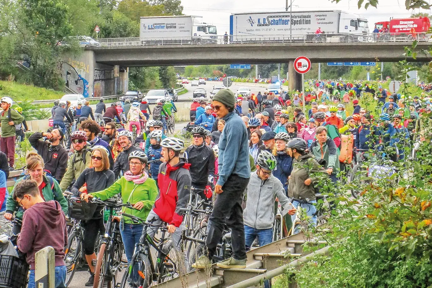  Stau auf der Autobahn: Tausende demonstrieren gegen den Ausbau der A5<br><span class="image-copyright">Peter Sauer (2)</span>