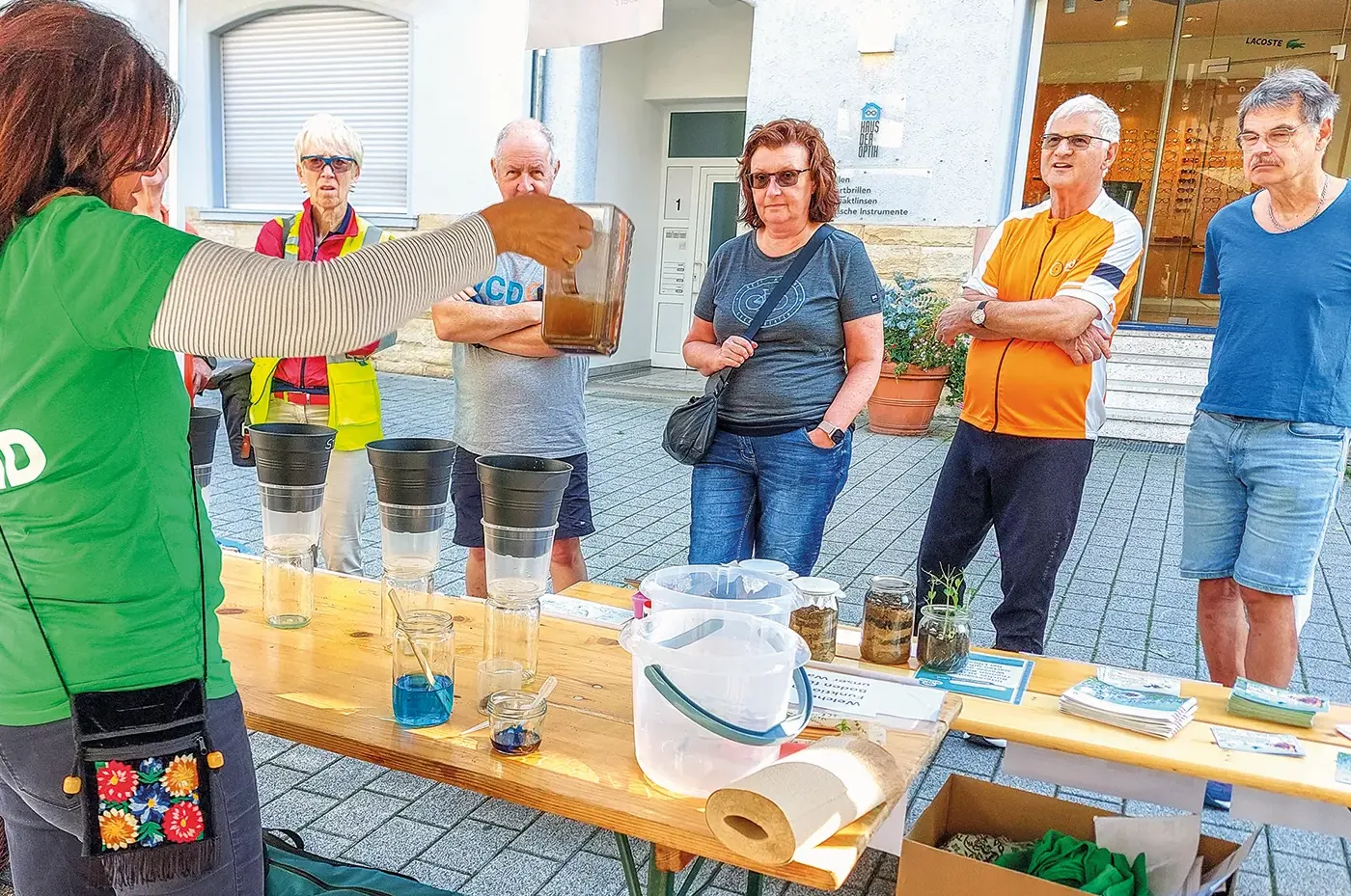 „So lockern Regenwürmer den Boden“ auf ist am Stand vom BUND zu erfahren<br><span class="image-copyright">Ulrike Heitzer-Priem (3)</span>