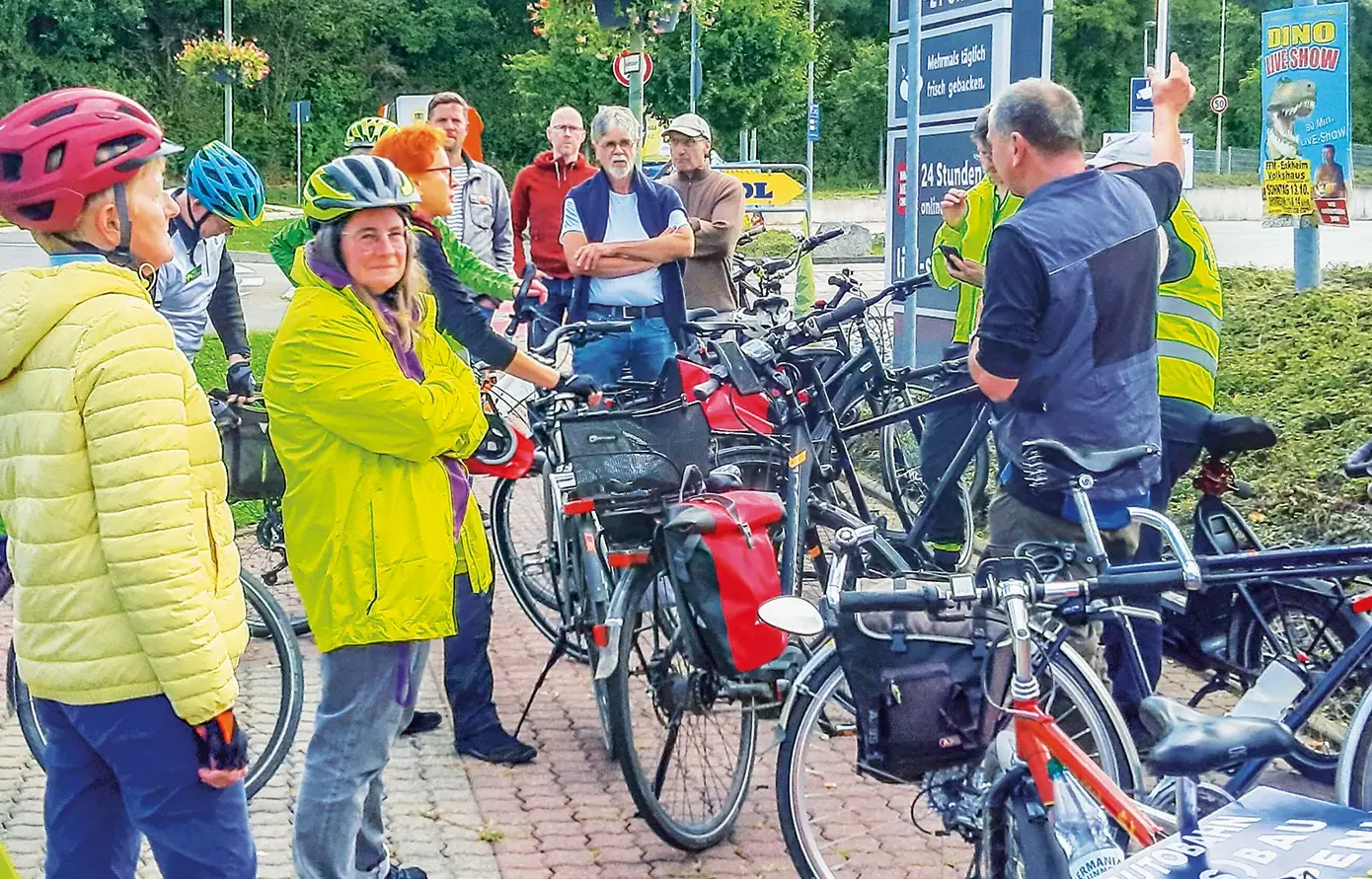   Sammelpunkt Heilsberg-Kreisel – vor der Abfahrt nach Frankfurt zur Demo<br><span class="image-copyright">ADFC Bad Vilbel/Karben</span>