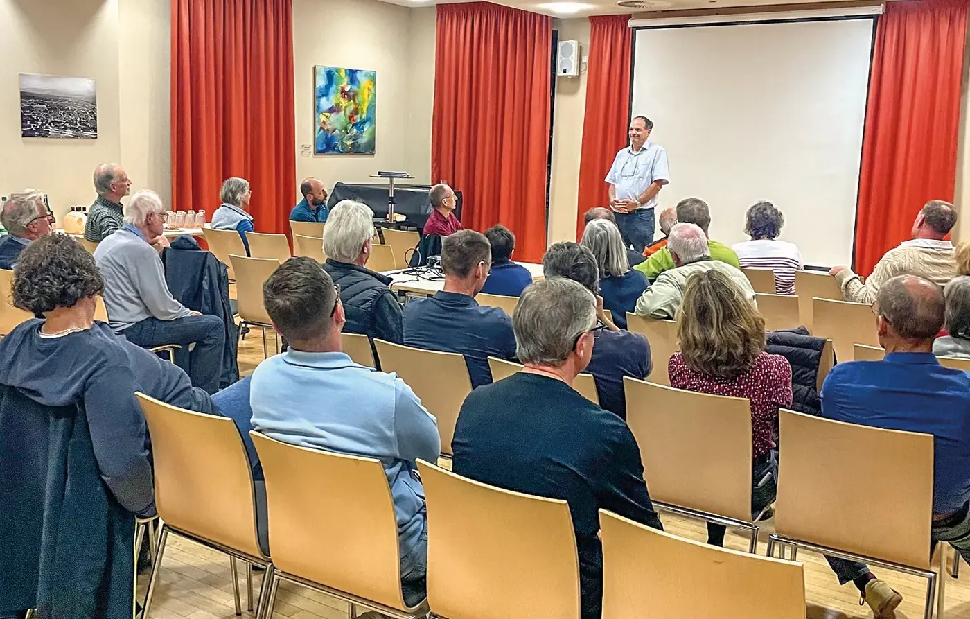 Holger Küst, Vorsitzender des ADFC-Ortsverbands Hofheim, Eppstein, Kriftel, erläutert Mitgliedern der Bürgervereinigung die Möglichkeiten für den Radverkehr in Hofheim<br><span class="image-copyright">Sascha Bronte</span>