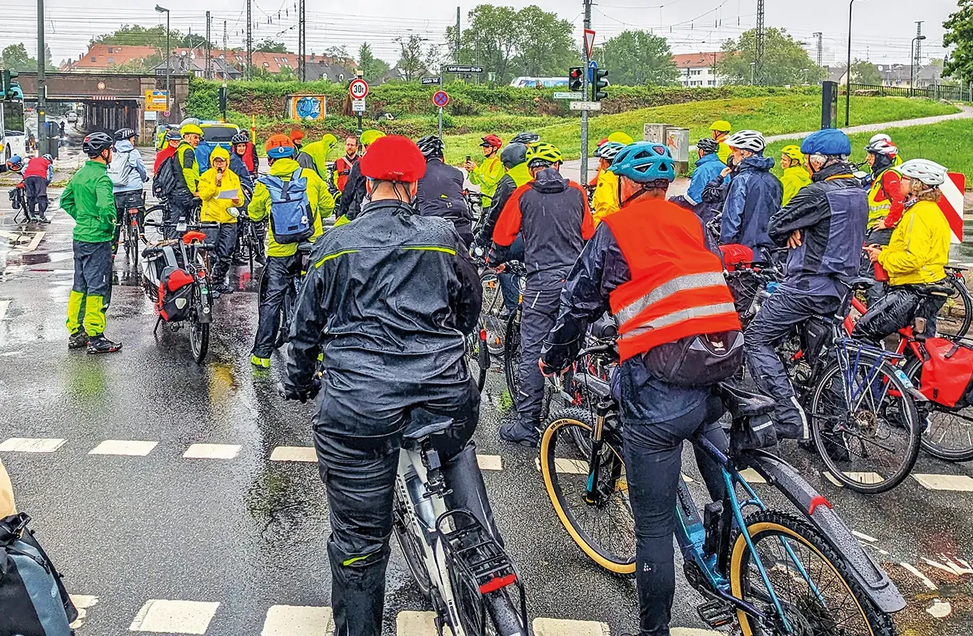 Strömender Regen hielt die Teilnehmenden im Mai 2024 nicht davon ab, für Radwege im Frankfurter Westen zu demonstrieren<br><span class="image-copyright">Ansgar Hegerfeld</span>