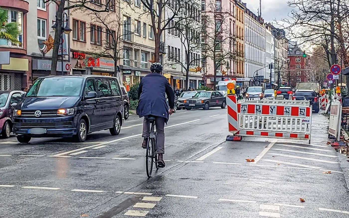 Der Fahrstreifen ist südlich der Hans-Thoma-Straße durch eine Baustelle gesperrt. Da würde auch ein Radstreifen Platz finden<br><span class="image-copyright">Ansgar Hegerfeld</span>