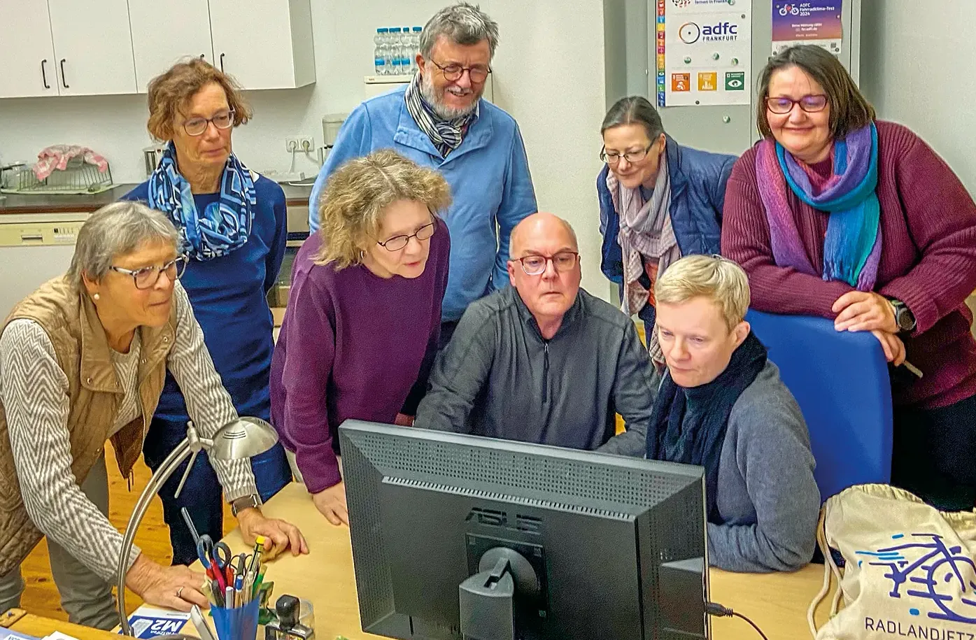 Die AG Bachmannstraße bei der Jahresplanung, der Jahreskalender für 2025 wird gestaltet. <br>Von links: Anne Wehr, Christina Romeis, Sigrid Hubert, Wolfgang Preising, Matthias Püschel, Katja Hertel, Anke Bruß und Verena Reddig (nicht dabei Dirk Trull und Birte Schuch)<br><span class="image-copyright">Dagmar Berges</span>