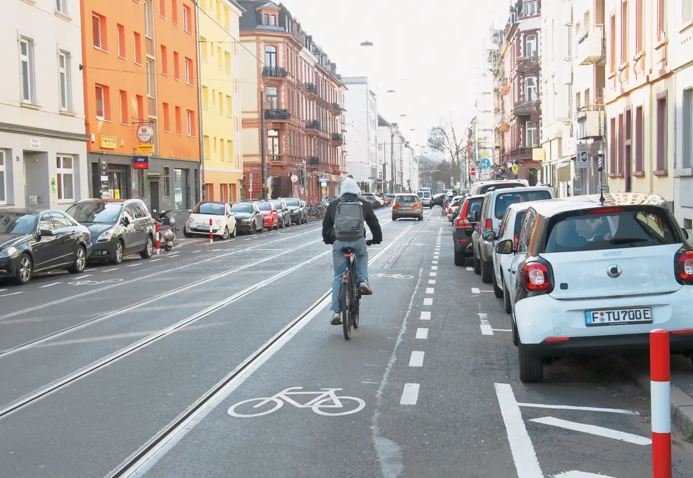 Mit parallel ausgerichteten Parkplätzen gibt’s mehr Platz auf Fahrbahn und Gehweg. <br><span class="image-copyright">Torsten Wilnner</span>