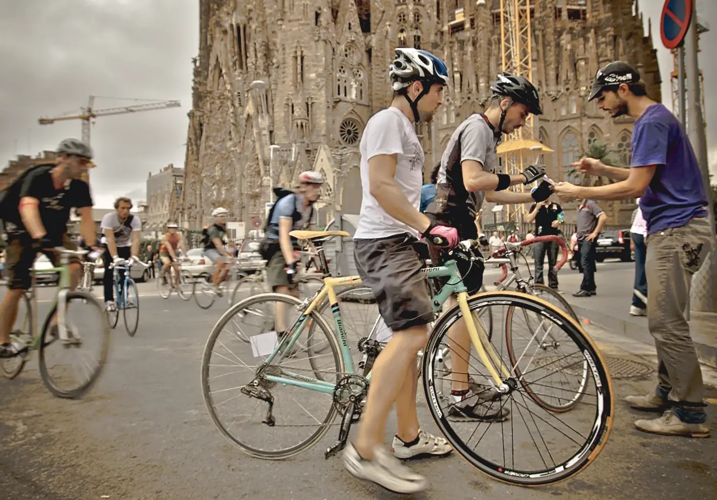 Abhaken am Checkpoint bei einem Alley Cat Rennen in Barcelona.<br><span class="image-copyright">Jordi Tamayo, Wikimedia Commons FR</span>